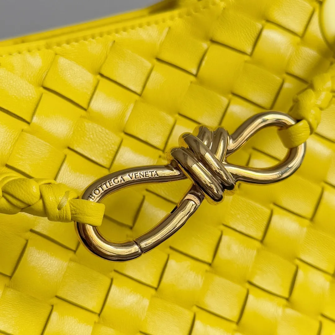 The 2023 new Andiamo batch of 1860 BV has been shipped‼ ️Really popular🔥The new Andiamo woven handbag launched by Bottega Veneta this season is really popular all over the world! ! Celebrities at home and abroad have worn it, and Oscar-winning actress Michelle Yeoh has taken it out on the street. Song Jia, Trai Yara, Yu Feihong, Sanji Ayaka, Rosie Hunting-Whiteley, Yoshioka Riho, etc. have all picked up this bag. It is classic and versatile, showing off its temperament, and the bag capacity is also large, which is very convenient for daily commuting! ! A variety of carrying methods, the shoulder straps can be adjusted by yourself, the original lambskin feels soft and delicate, and the unisex style breaks gender boundaries and brings a more practical and longer-lasting use experience. Andiamo, which has both elegant and casual styles, perfectly interprets the true appearance of "fashionable old money style". Style number: 743568 Size: 25*22*10.5cm